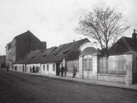Za války dům vyhořel po bombardování. Po roce 1948 jej bývalý režim přetvořil na Dům nábytku. Odstřel Domu nábytku proběhl 21. 5. 1988, tedy 55 let po jeho postavení.
