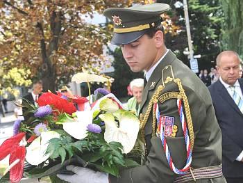 a Jan Pospíšil, asistoval ještě vedoucí odboru Martin Špinka. Oni i jejich asistentky a v případě Martina Špinky manželka byli oblečeni v historických kostýmech a namaskováni.