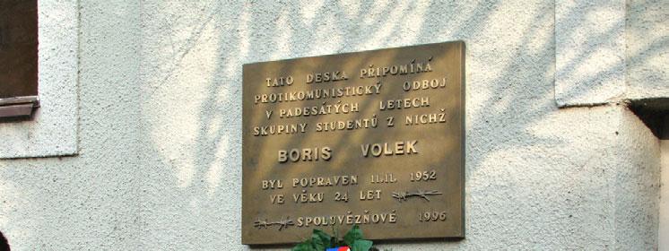 Malá pietní vzpomínka se konala v pondělí 14. listopadu odpoledne před budovou kolínské strojní průmyslovky. Na Borise Volka, studenta této školy, který byl popraven 11.