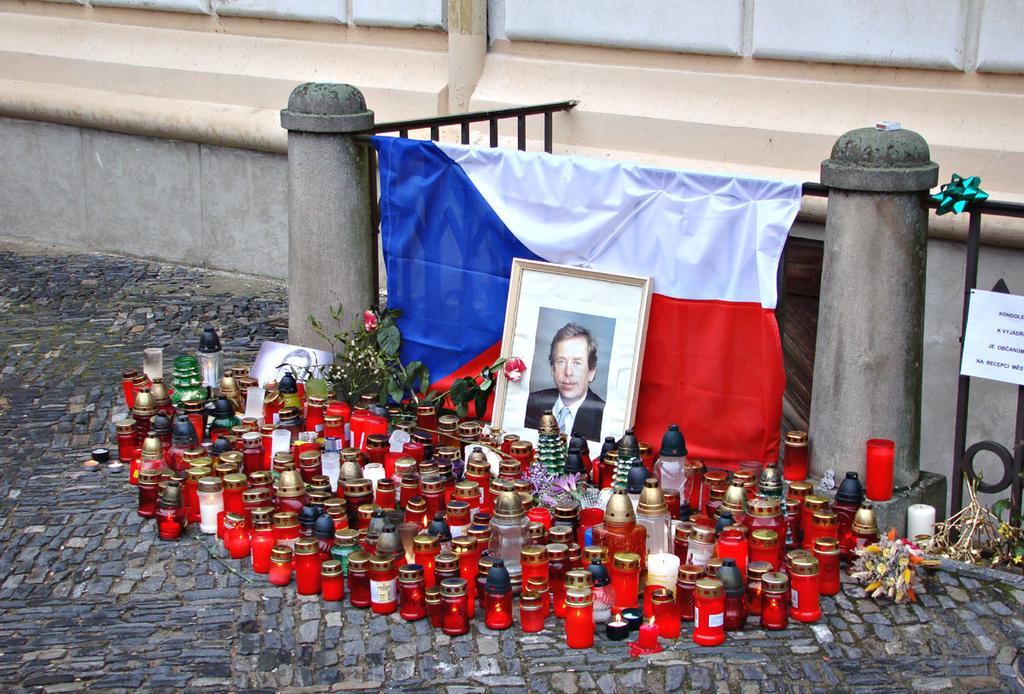 Pieta za Václava Havla před kolínskou radnicí. Městská policie Kolín se připravuje na start akce Bezpečný Kolín strážníci do ulic. V jejím rámci vyšle od 1.