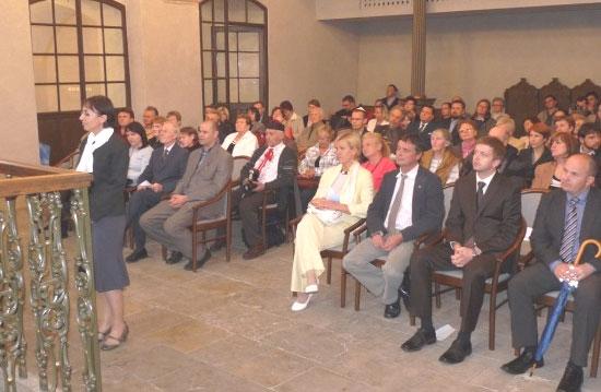 za to, že po dlouhé době přichází z vrchních pater politiky pomoc, která je reálná, hmatatelná a něco Kolínu přináší. Peníze by měly do Kolína přijít už zhruba během měsíce.