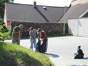 Odpověď starosty měst Mgr. Víta Rakušana v příměstských částech města se na úklidu podílelo více občanů než v částech sídlištních, posbíráno bylo celkem 51 pytlů s odpadem.