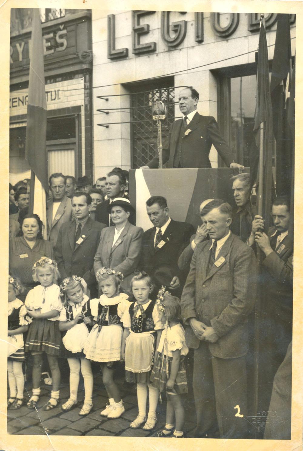 Zápis na předchozí straně je z městské kroniky z roku 1954. Další návštěva tehdejšího prezidenta Antonína Zápotockého se uskutečnila určitě v roce 1957.