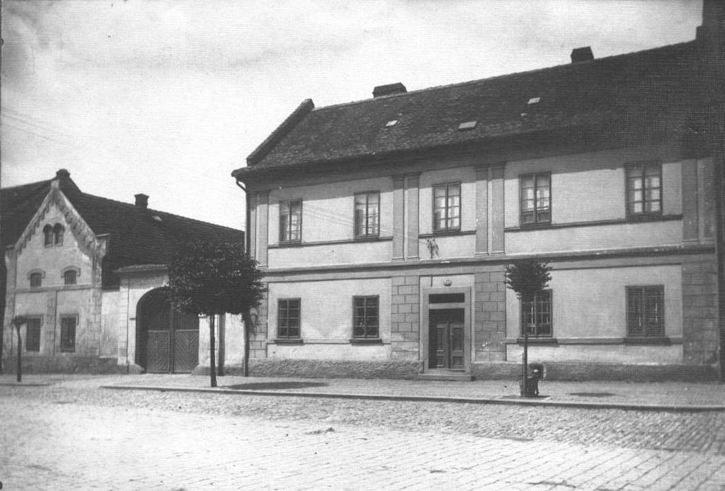 Na celém toku Labe patří Kmochův ostrov k nejznámějším, ale kvůli nánosům se pozvolna začal spojovat s pevninou, a tak dlouhá desetiletí hrozilo, že ostrovem být přestane.