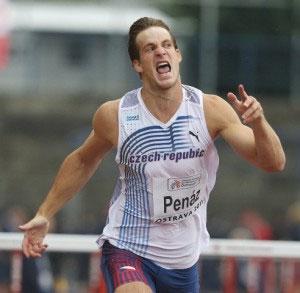 Šafránková sice zajistila finálovou účast opatrným hodem 67,37 m a na chvíli se dostala na 3. místo, ale vzápětí ji vynikajícím hodem 70,06 m přehodila Polka Ioanna Fiodorow.
