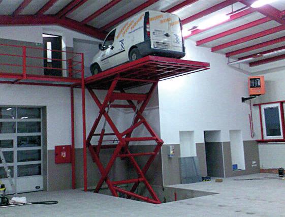 Nahrazuje nákladní výtah pro přepravu automobilů mezi dvěma podlažími.