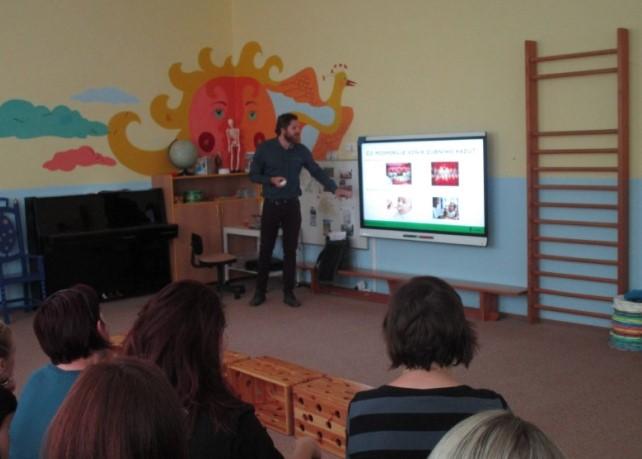 Během roku 2016 navštívily učitelky naší mateřské školy logopedickou třídu při MŠ Jarošov a při