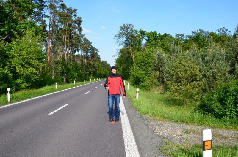 Figurant v různobarevném