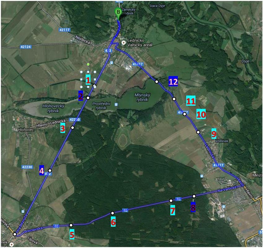 Figuranti Obr. 1: Mapa trasy s vyznačením stanovišť figurantů Úkolem figurantů (viz příklad na obr. 2 až 5) bylo simulovat pohyb chodce po silnici.