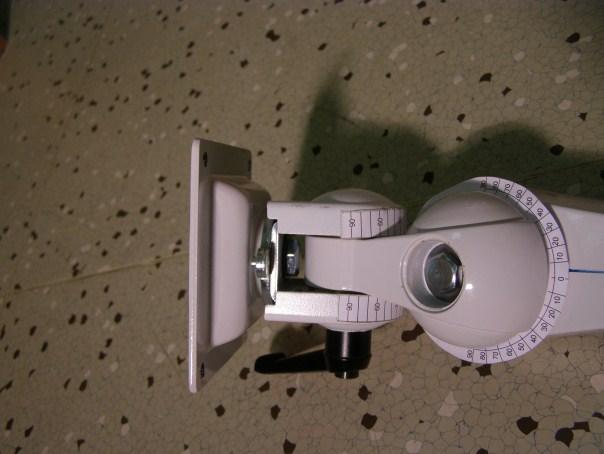a vnějším poloměrem 34.5 mm. Obrázek 32: Na fotografii vpravo je zobrazen detailní pohled na stabilizační rameno s úhly měření.