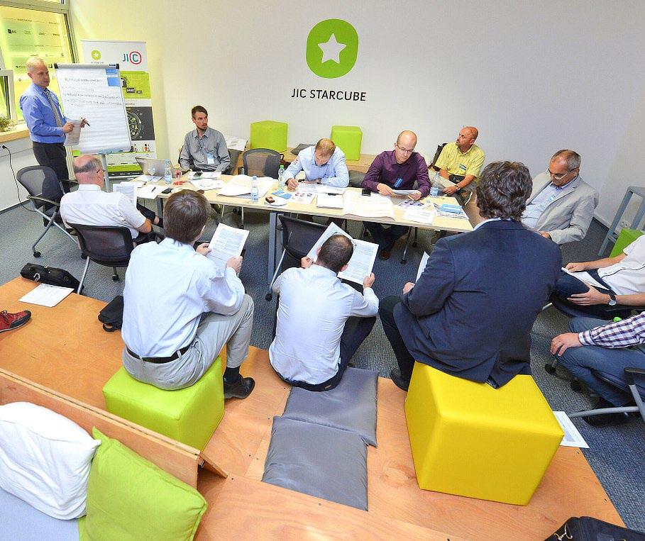 V důsledku toho pak chyběly určité klíčové prvky a znalosti důležité pro implementaci úspěšného plánu dopravy.