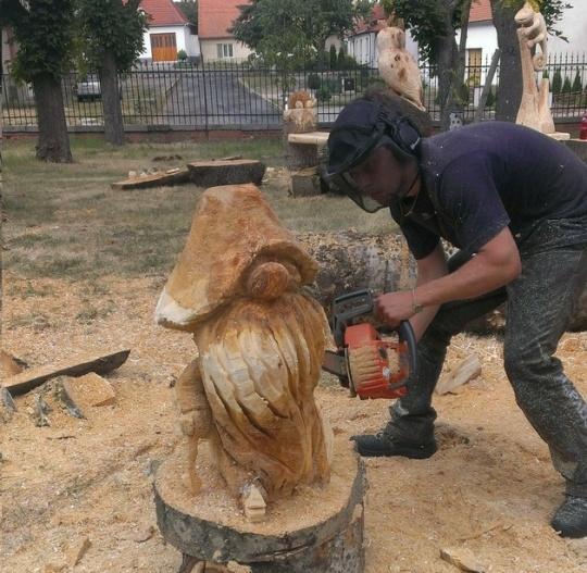 Byla pořádána soutěž pro dívky a ženy, ale nebylo zapomenuto na muže, soutěž spočívala v tahání vína koštýřem. Během akce hrála cimbálová muzika Antonína Stehlíka a bylo zajištěno občerstvení.