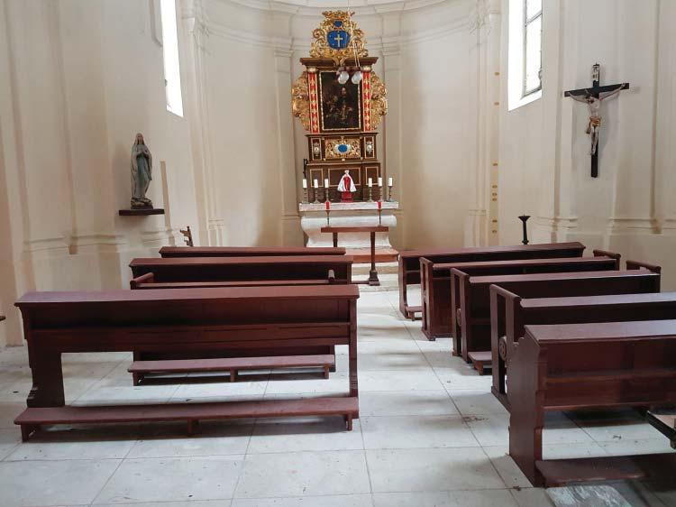 Na východní stranì presbytáøe je pravoúhlý pøístavek. Nad prùèelím je nízká vìžièka a je zakonèena atikou s pilíøky.
