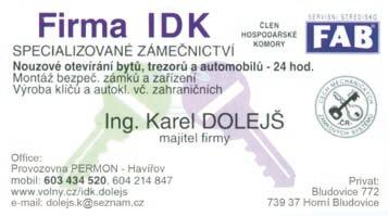 Přidáme vlahé máslo, tvaroh i vejce a zaděláme hladké těsto, do něhož zapracujeme rozinky, krájené mandle, jemně strouhanou citrónovou kůru, i rum a přikryté těsto necháme kynout 60 minut.