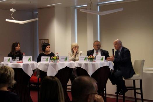 Pilotní projekt, který poslanci výboru IMCO schválili, by měl rovněž obsahovat srovnávací analýzu toho, jak jsou jednotlivé výrobky inzerovány, označovány a jaké informace o těchto výrobcích dostává
