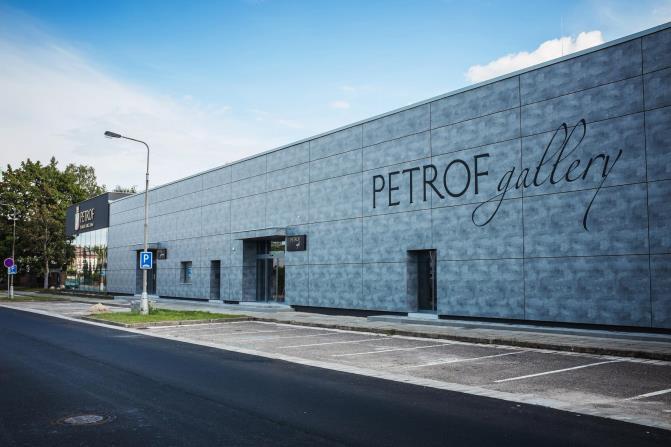 Obchodní a kulturní centrum PETROF Gallery se nachází přímo v areálu továrny PETROF a láká kolemjdoucí svým netradičním moderním vzhledem, který si však zachovává industriální ráz.
