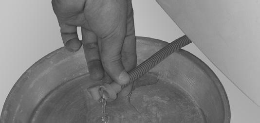 VYPOUŠTĚNÍ ZBYLÉ VODY/ ČIŠTĚNÍ FILTRU Doporučujeme pravidelně filtr kontrolovat a čistit, nejméně dvakrát až třikrát ročně, především: Pokud se rozsvítí kontrolka