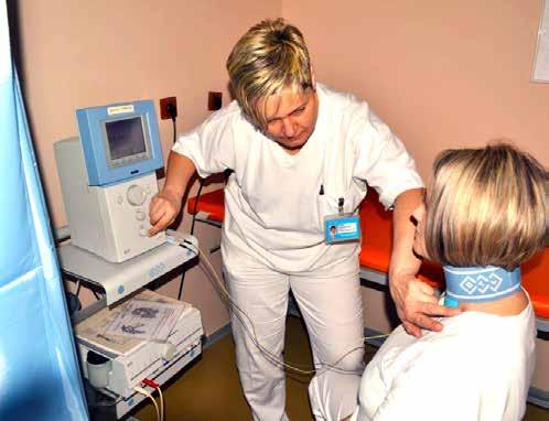 Léčba spočívá v nepřímé stimulaci hlasivek. Na stejnou stranu, kde je postižena hlasivka, přikládáme katodu, a to na tělo štítné chrupavky. Na šíji se přiloží anoda.