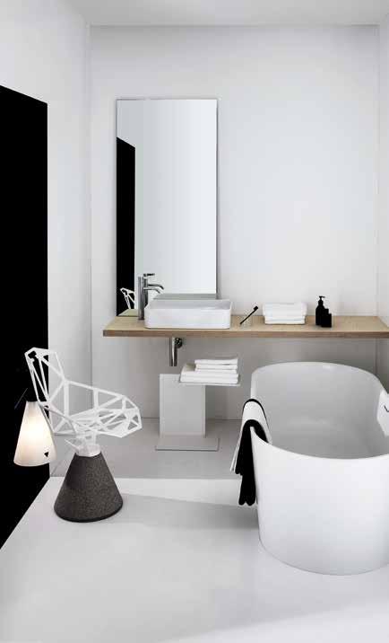Oválná vana dokonale ladí s jemnými umyvadly a evokuje v koupelně harmonickou atmosféru svojí lehkostí a