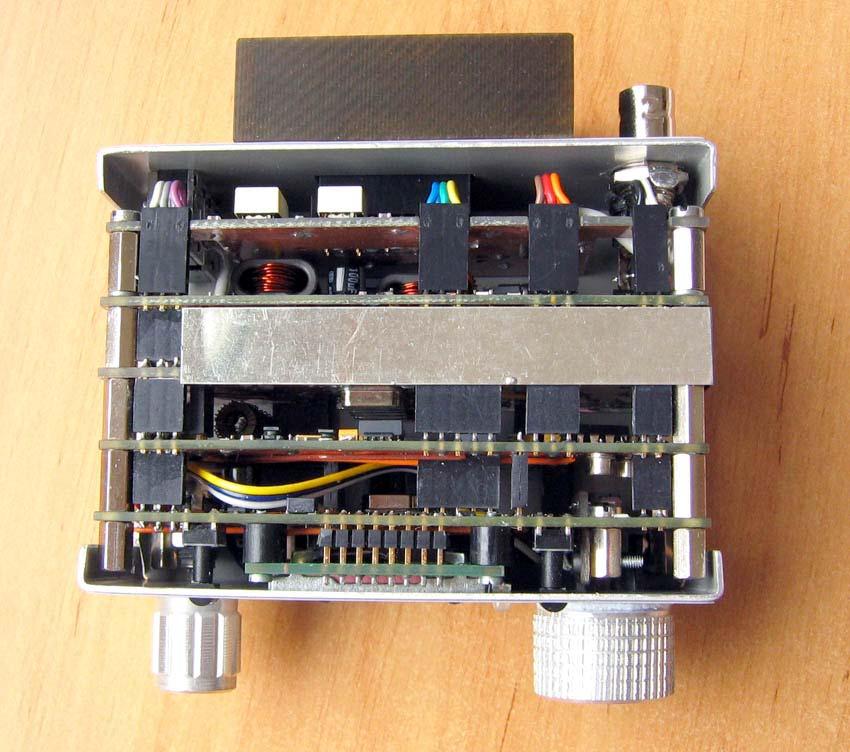 .6. Mechanická konstrukce Jednotlivé moduly jsou až na výjimky pospojovány konektory typu lámací kolíková lišta dutinková lišta a v rozích sešroubovány kovovými