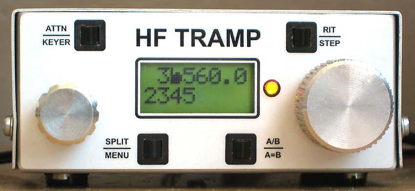 Transceiver se ovládá ladícím knoflíkem a čtyřmi tlačítky. Každé tlačítko má dvě funkce.