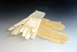 Používání rukavic při poskytování zdravotní péče Důvody použití: 1. redukce rizika kontaminace rukou zdravotníka 2. redukce rizika šíření mikrobů Typy rukavic: 1.
