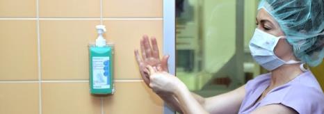 Hygiena rukou Pojmy Hygienická dezinfekce rukou - redukce množství tranzientní / přechodné mikroflóry z pokožky rukou bez nutné účinnosti na rezidentní/ stálou mikroflóru pokožky, s cílem přerušení