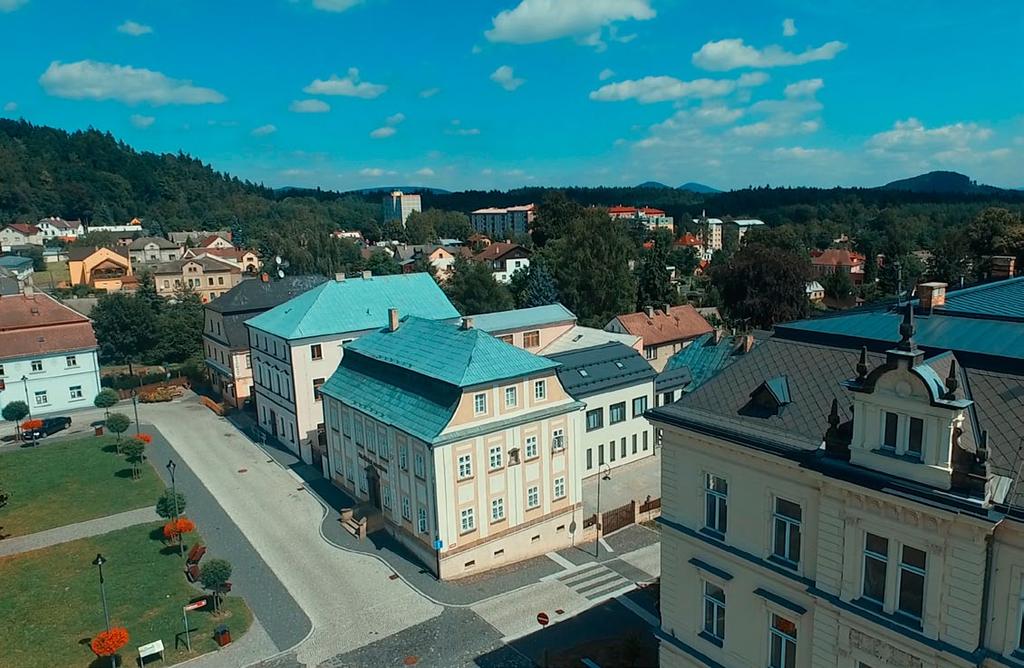 CESTUJEME NOVOBORSKEM 7 Zajímá Vás, jak vypadají obce Novoborska z výšky? Svazek obcí Novoborska nechal zpracovat jedinečnou prezentaci obcí pořízenou leteckými záběry (tzv. dronem).