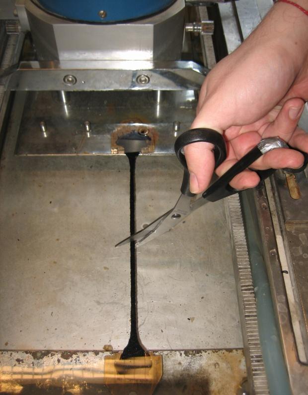Do obou kroužků se nalije zahřáté pojivo s mírným přebytkem a oba vzorky se nechají chladnout při laboratorní teplotě alespoň 30 minut, ale od nalití vzorků do konce zkoušky však nesmí uplynout více