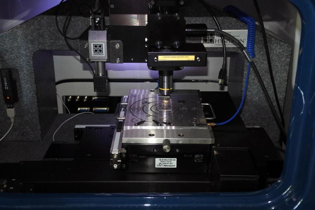 Obr. 30: TI 950 TriboIndenter. Na snímku vidíme laboratorní sklíčko s přilepenými vzorky, které je připevněno na vakuový stolek. 7.2.