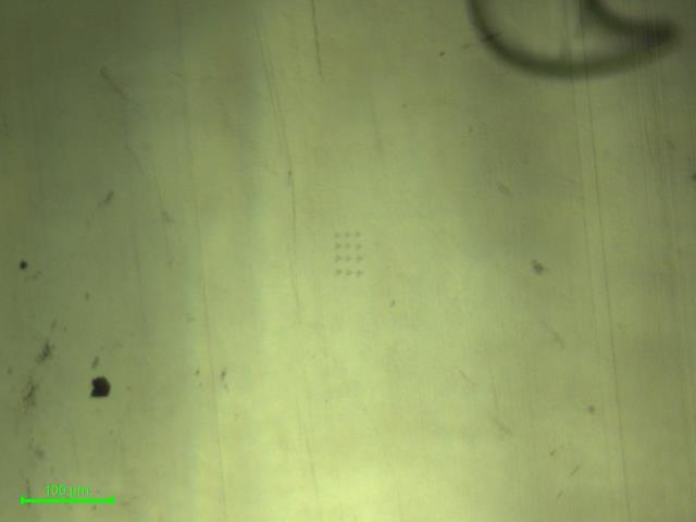 Na každém vzorku bylo provedeno 12 indentů v matici 3 x 4 se separací 10 µm mezi jednotlivými indenty, viz Obr. 31. a) b) Obr.