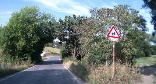 D232 A2a E4 N 50.13381, E 14.29380 2.2.2 Závadové vodorovné dopravní značení Stávající vodorovné dopravní značení ve sledovaném území je v zanedbaném stavu a je zjevné, že není systematicky udržováno.