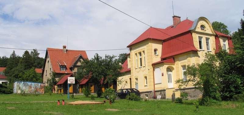 Od roku 2000 je centrem mezinárodního setkávání studentů z celého světa. Zároveň slouží jako ukázkový model střediska pro volný čas, pro pedagogy a pracovníky s dětmi jak z ČR, tak i ze zahraničí.