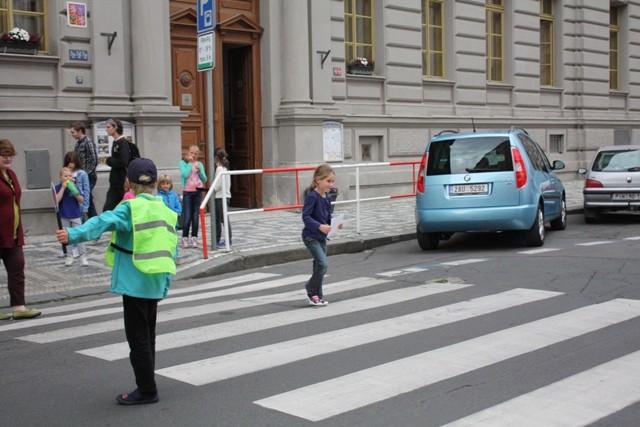 Bezpečně ve škole a před ní 10. 11. září proběhl projekt Bezpečně ve škole a před ní. Žáci 2. a 4. třídy si pro prvňáky připravili 6 stanovišť 6 míst, kde by mohlo na malé školáky číhat nebezpečí.