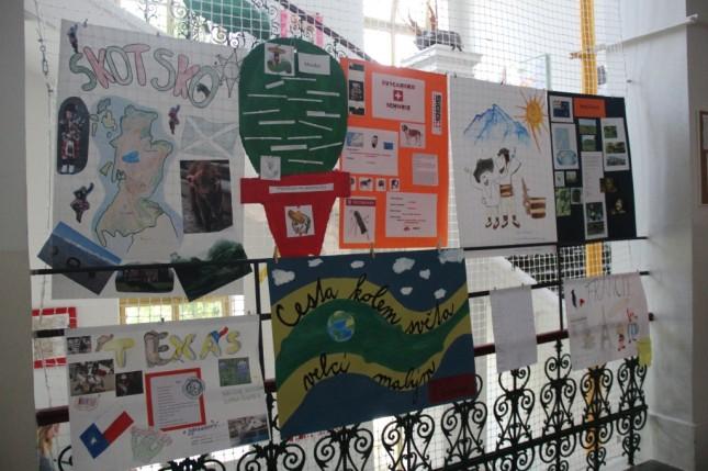 Buď se takové živé zkušenosti uplatnily při přípravě prezentace, nebo si třídy vybíraly, že navštíví expozici země, ze