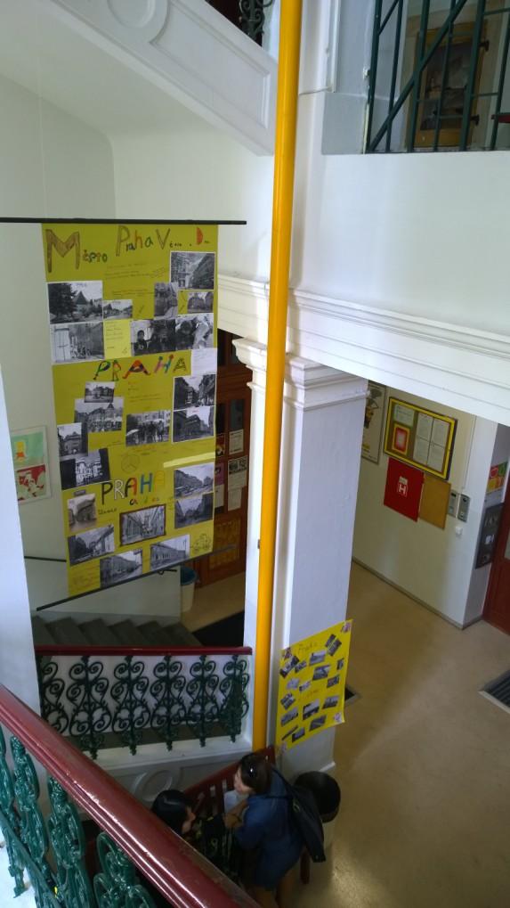 třídy, v dopoledních hodinách. Výsledkem pak byla na začátku nového školního roku výstava žákovských posterů ve vstupním vestibulu školy.