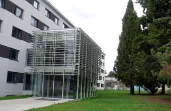 Investice do budov spočívaly v pokračující rekonstrukci hlavní administrativní budovy a sociálních přístavků