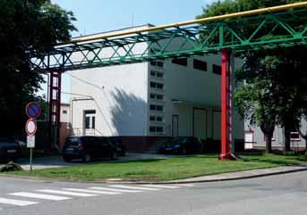 DCEŘINÉ SPOLEČNOSTI; SIGMA GROUP a.s. - PROVOZ MODELÁRNA Jedna z trafostanic v areálu. V popředí plynový rozvod. Velín. telů elektřiny s celkovým ročním objemem spotřeby ve výši 29,6 GWh.