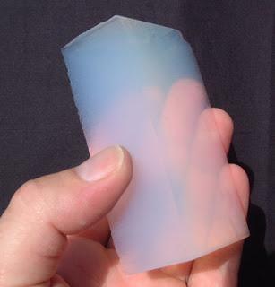 1 Komůrkový polykarbonát Komůrkový polykarbonát je termoplastický polymer vyznačující se nízkou hmotností, dobrou odolností proti prasknutí a dobrou tepelnou odolností (od -100 C do +120 C).