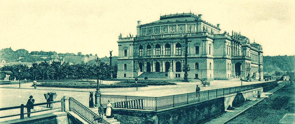 Část V Rudolfinum Obrázek 22: Rudolfinum [10] Rudolfinum bylo postaveno mezi lety 1876 a 1884 jako víceúčelová budova. V letech 1919 až 1934 sídlila v koncertní části budovy poslanecká sněmovna.
