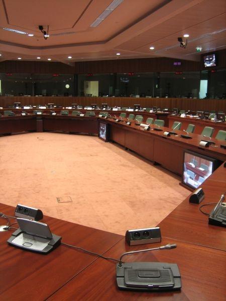 Rada Evropské unie přijímání legislativy Schvalování tzv. kvalifikovanou většinou 1. Minimálně 255 hlasů z 345 2. Pro návrh se vysloví nadpoloviční většina členských států 3.