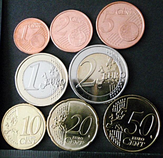 eurozóna ) Naposledy Estonsko (2011) Po americkém dolaru