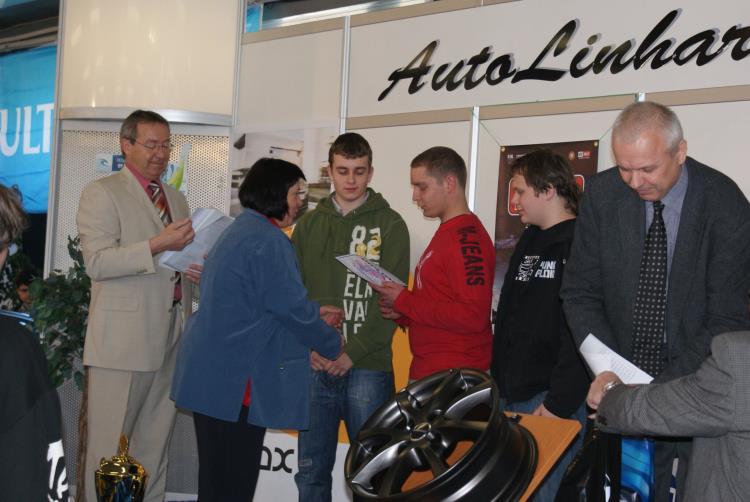 stánek. V rámci výstavy proběhlo též vyhlášení výsledků regionálního kola soutěže Automechanik junior 2009 za účasti radní pro školství Dr.Krejzové viz účast žáků v soutěžích.