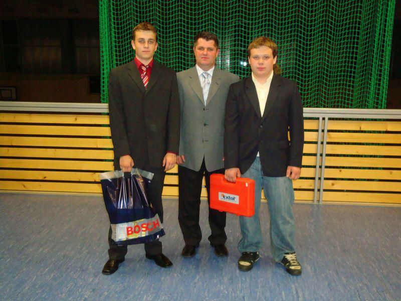 Účastníci celostátního finále soutěže Automechanik junior 2009. Zleva Miroslav Holý (10.místo),