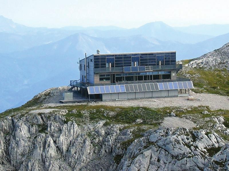 Obr. 10: Schiestlhaus první pasivní dům ve vysokých polohách Alp (zdroj: Michael Schmid; http://commons.wikimedia.org/wiki/file:schiestlhaus_jul2007.jpg # / media / souboru: Schiestlhaus_Jul2007.