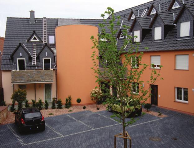 Obr. 12: Sluneční dům kombinovaný se solárním zásobníkem (zdroj: Andol; http://commons.wikimedia.org/wiki/file:solarhauskomplex_mit_solartank.png # / media / souboru: Solarhauskomplex_mit_Solartank.