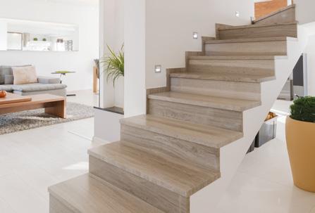 Kamenné schodiště působí v interiéru luxusně, na rozdíl od měkkého dřeva se nemusí neustále ošetřovat a svou barvu si drží po desítky let.