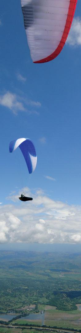 Létání na padákových kluzácích Paragliding patří k mladým odvětvím sportovního letectví.