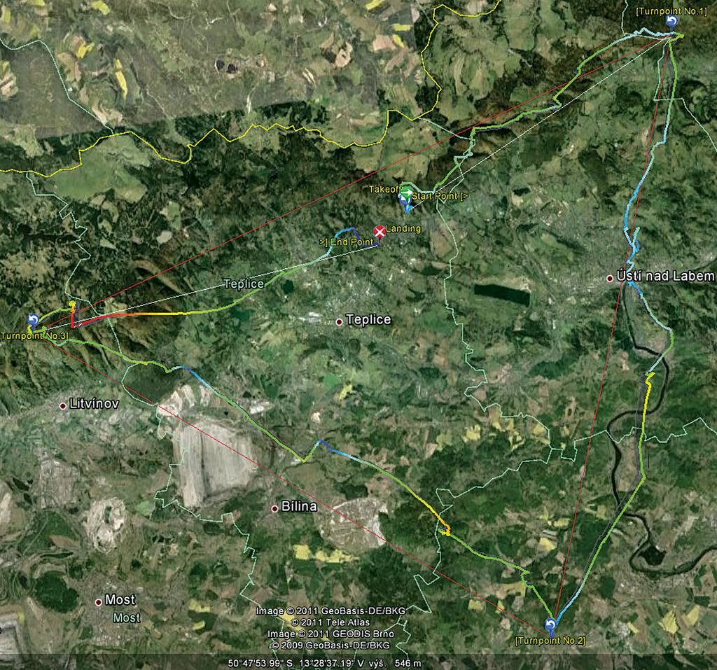 Projekce naplánované trati FAI trojúhelníku a záznamu letu z GPS na satelitní snímek Plánovaná trať - trojúhelník Na mistrovstvích světa a Evropy v paraglidingu vybojovali