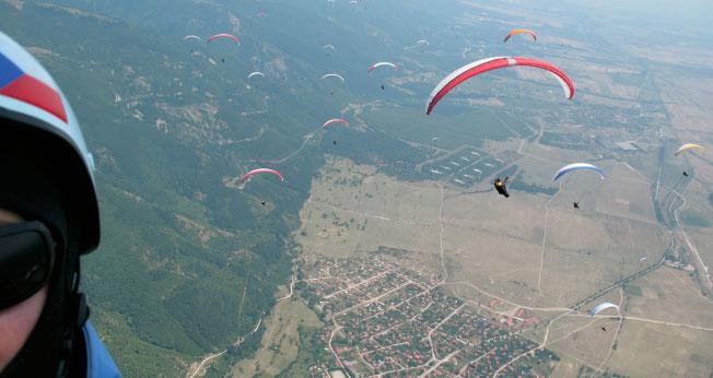 Letové momentky pořízené při Světovém poháru v paraglidingu (PWC) v Colombia Roldanillo V rakouském kole Světového poháru v paraglidingu obsadila 3. místo Petra Slívová a 5.